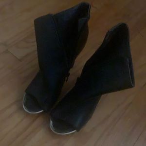 Black leather bootie for fall nights